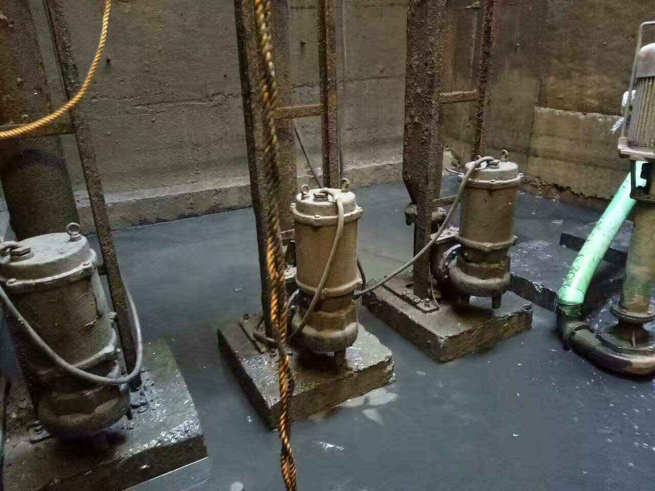 槐荫污水池清理