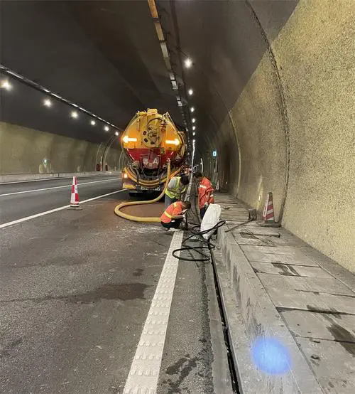 槐荫隧道排水渠清淤